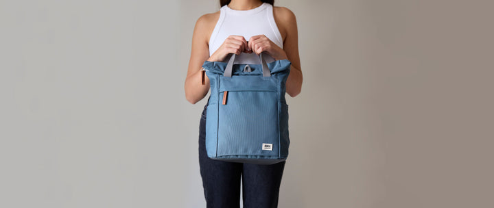 Så skapar du en tidlös och stilren look i blå toner med rätt väska